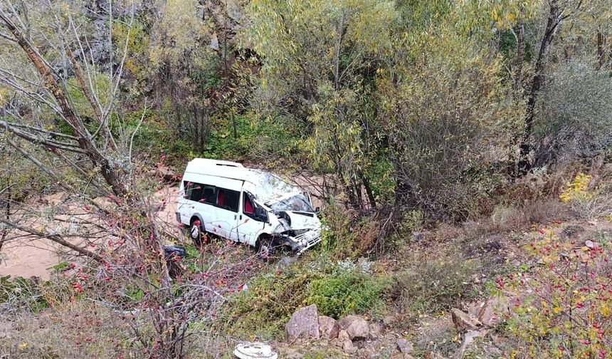 Sivas'ta devrilen minibüsün sürücüsü yaralandı