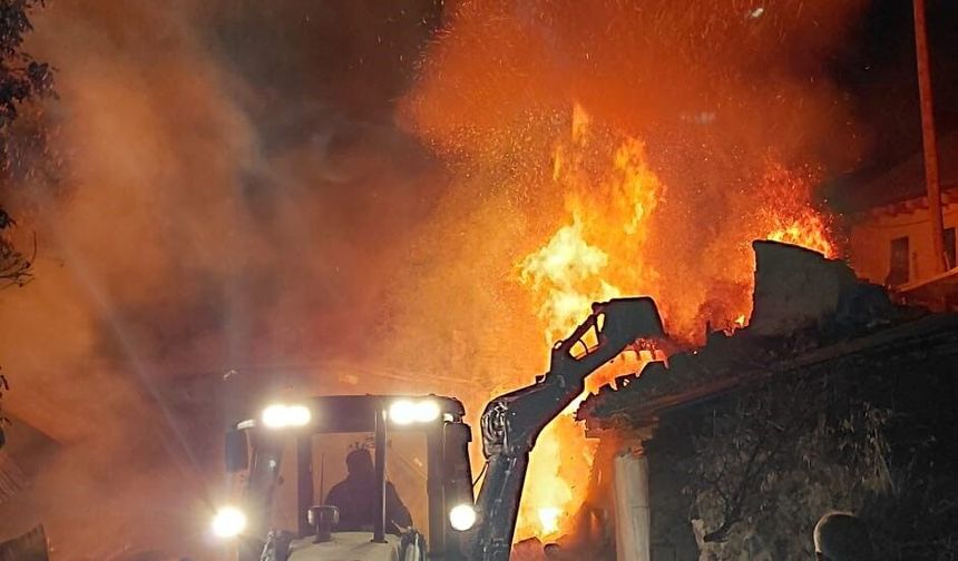 Sivas'ta Feci Yangın Ev Kül Oldu
