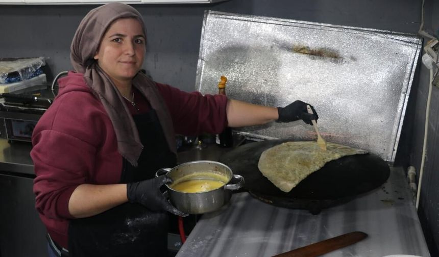 Sivas'ta gözleme satarak 4 çocuğunu okutuyor