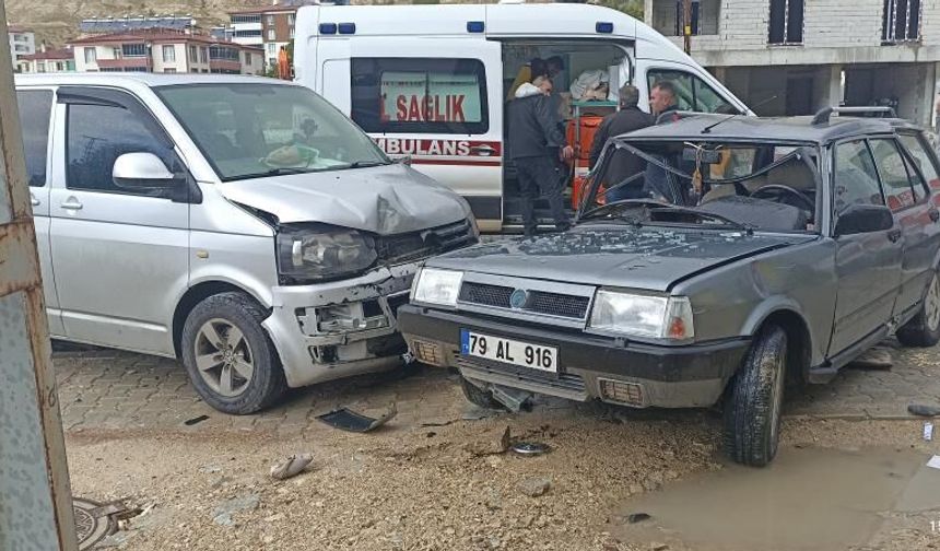 Sivas Gürün’de Otomobil ile Minibüs Çarpıştı