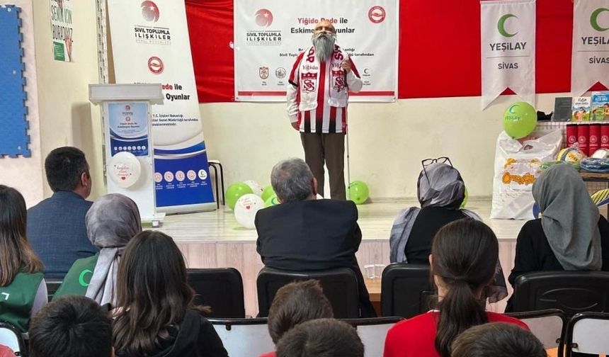 Sivas'ta Yiğido Dede çocukların yüzünü güldürdü