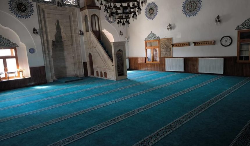 Sivas'ta hayır şartı kapsamında caminin halıları yenilendi
