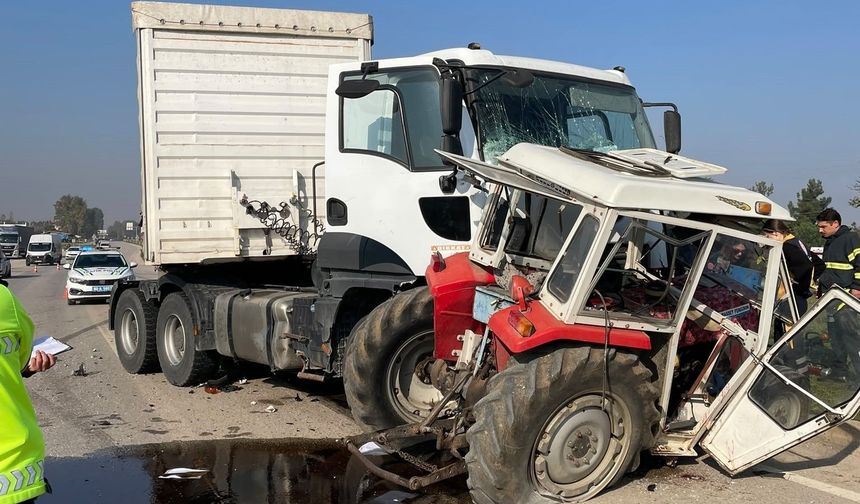 Feci Kaza Tır ile Traktör Çarpıştı! 2 Ölü 1 Yaralı
