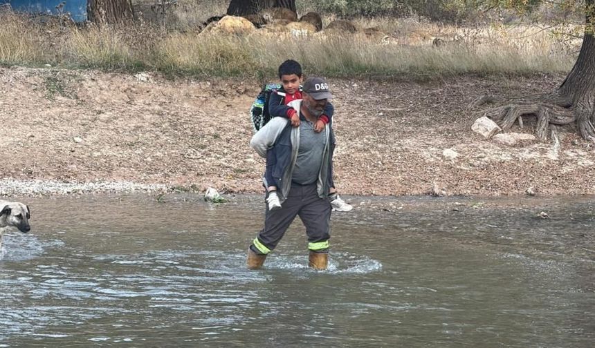 Sivas’ta bir baba, oğlunu her gün sırtında ırmaktan geçirerek okula götürüyor