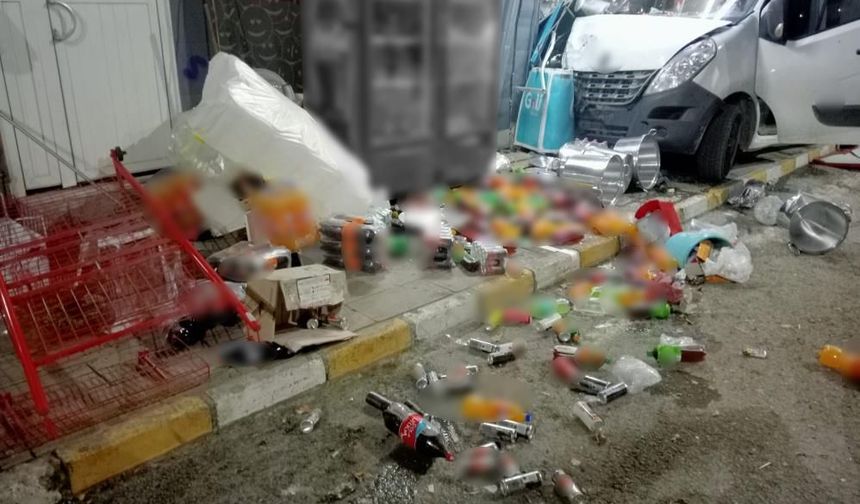 Sivas’ta Kamyonet Dehşeti! Kontrolden Çıktı, Markete Daldı