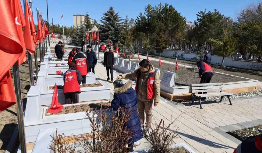 Bayram Öncesi Sivas'taki Şehitlikte Öyle Bir Şey Yapılıyor Ki...