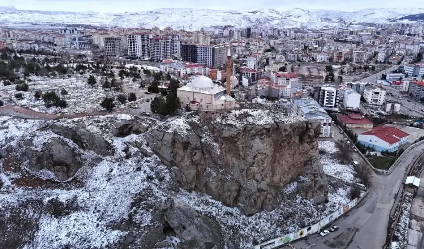 Sivas’ta uçurumun kıyısındaki sır: 1300 yıllık türbe